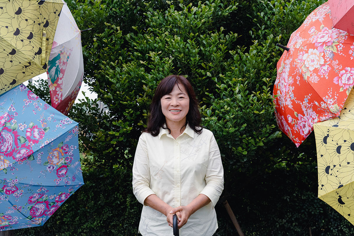 富雨洋傘董事長周淑秋是賣傘人，更是愛傘人。攝影／陳靖宜