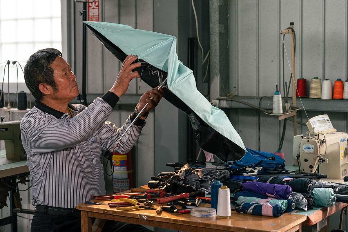 富雨洋傘創辦人林金順年輕時從製傘學徒做起，一下就將斷裂、珠尾掉落的傘修好。攝影／陳靖宜