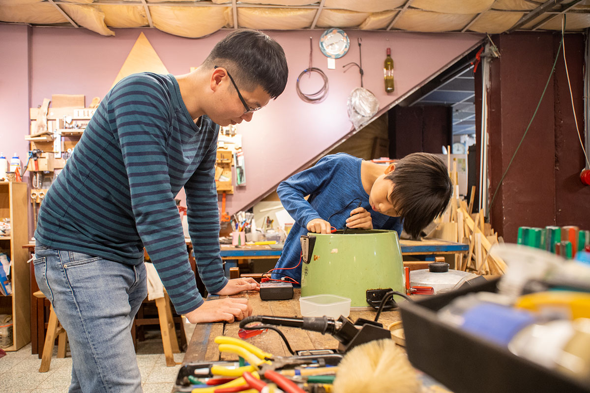 團隊內年紀最小的是小六生魏晟祐，他熟練地打開電鍋檢查內部，觸類旁通的他最近也參加了學校的玩具設計比賽。