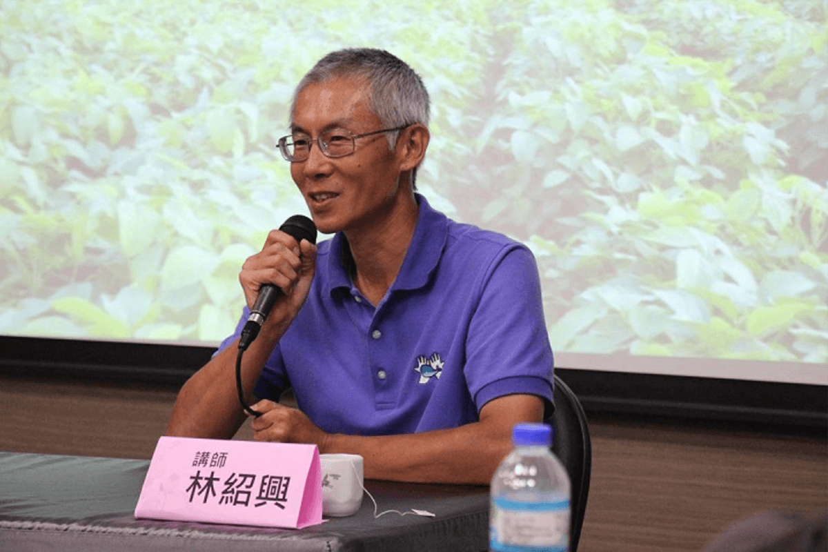在中國大陸工作十五年後回台灣的林紹興，開始思考 40 歲後的人生要怎樣過得更有意義？！看見故鄉農業使用大量的化肥跟農藥，土地汙染越來越嚴重，關心環境議題的他，選擇當個有機農夫！
