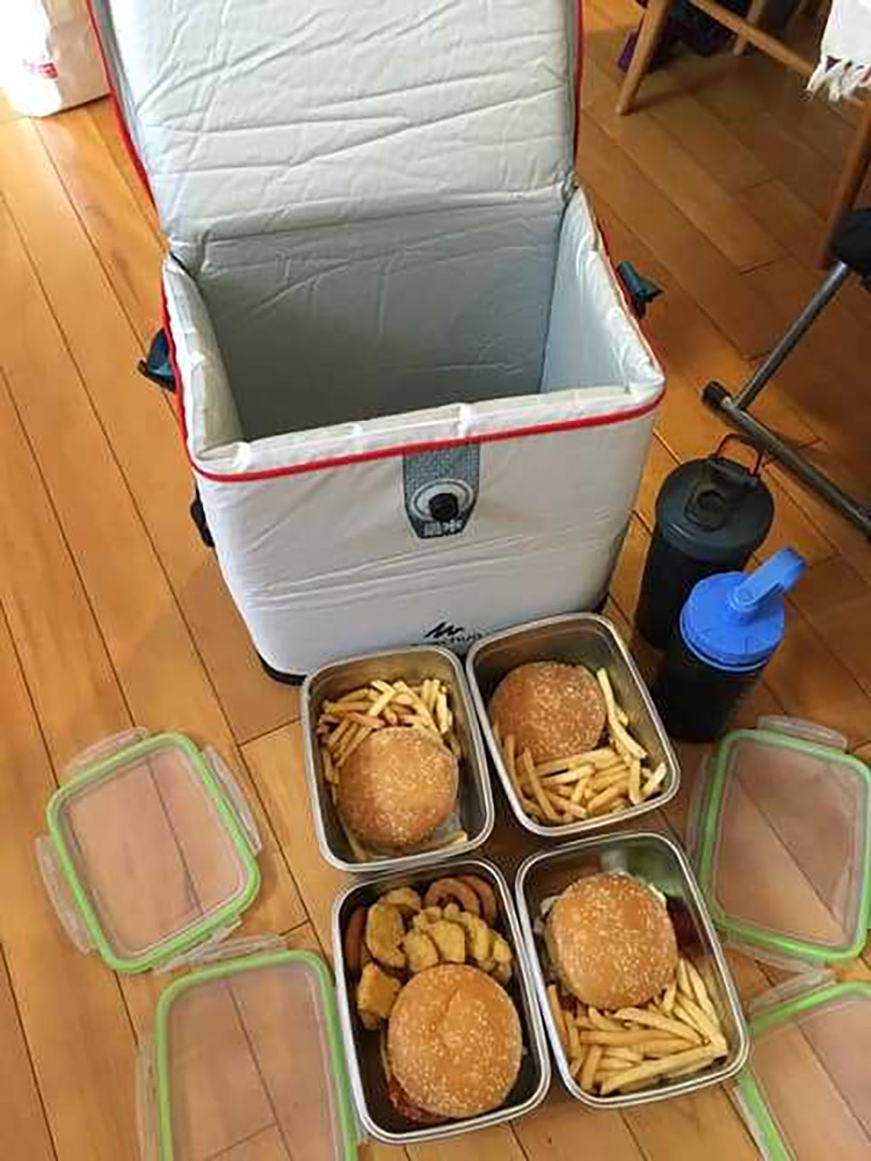 麥當勞的一個套餐裝一個餐盒剛剛好呢！
